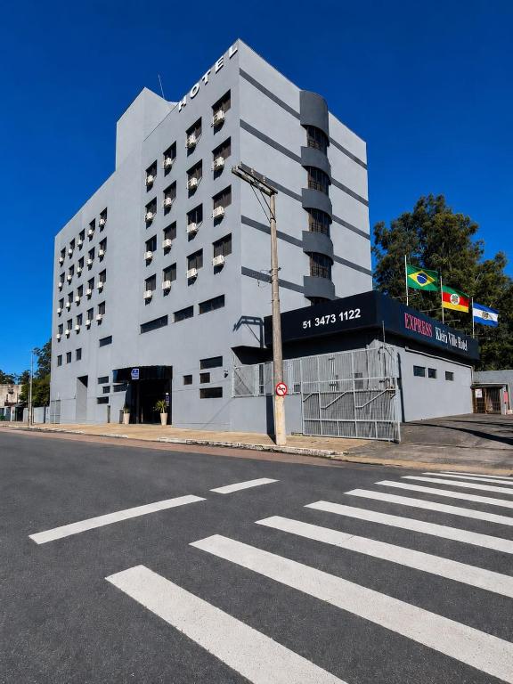 a large white building on the corner of a street at klein Ville Esteio Br in Esteio