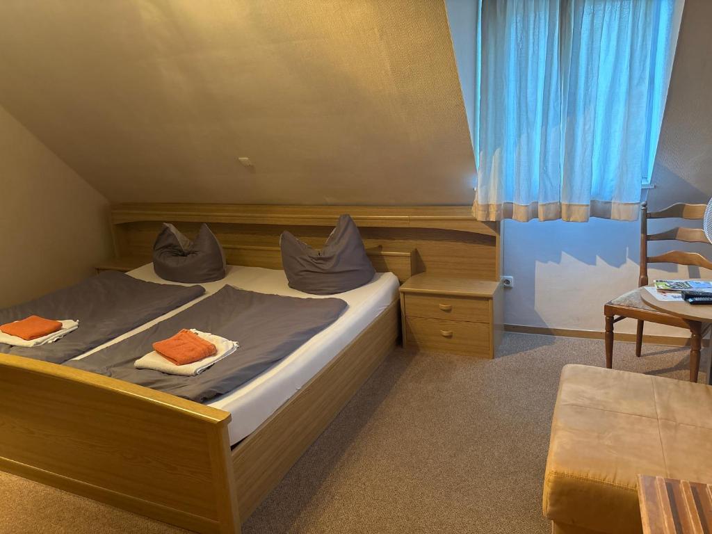 a bedroom with a bed with two towels on it at Gutsweinschänke & Pension Müllers in Kröv