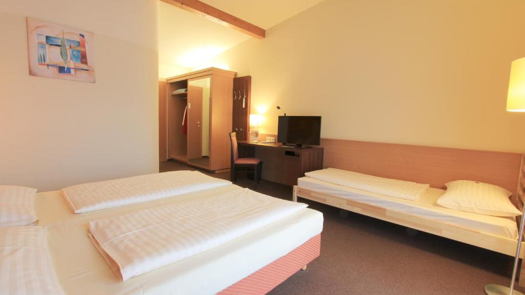 Postel nebo postele na pokoji v ubytování Familien Hotel Krainz