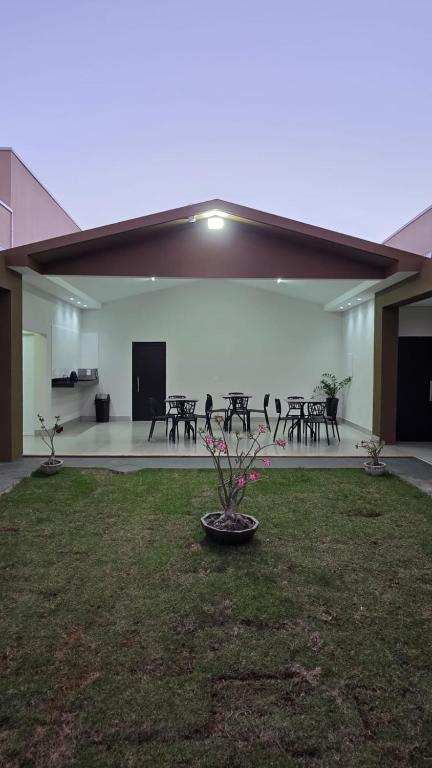 a building with tables and chairs in a courtyard at Pousada Vila dos Anjos in Chapada dos Guimarães
