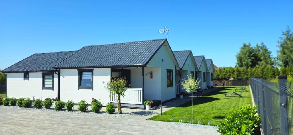 a row of houses in a yard at Perłowy Port in Gąski