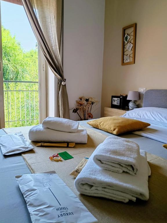 a room with two beds with towels on the floor at Quattro Venti city suites in Rome