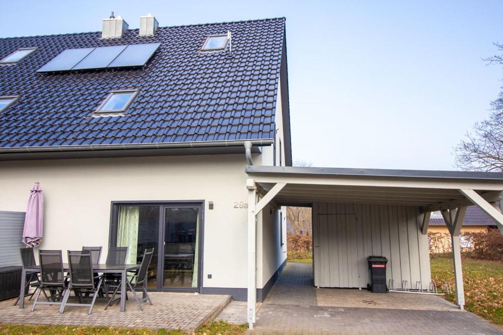 a house with a solar roof with a table and chairs at Melanie in Lenz