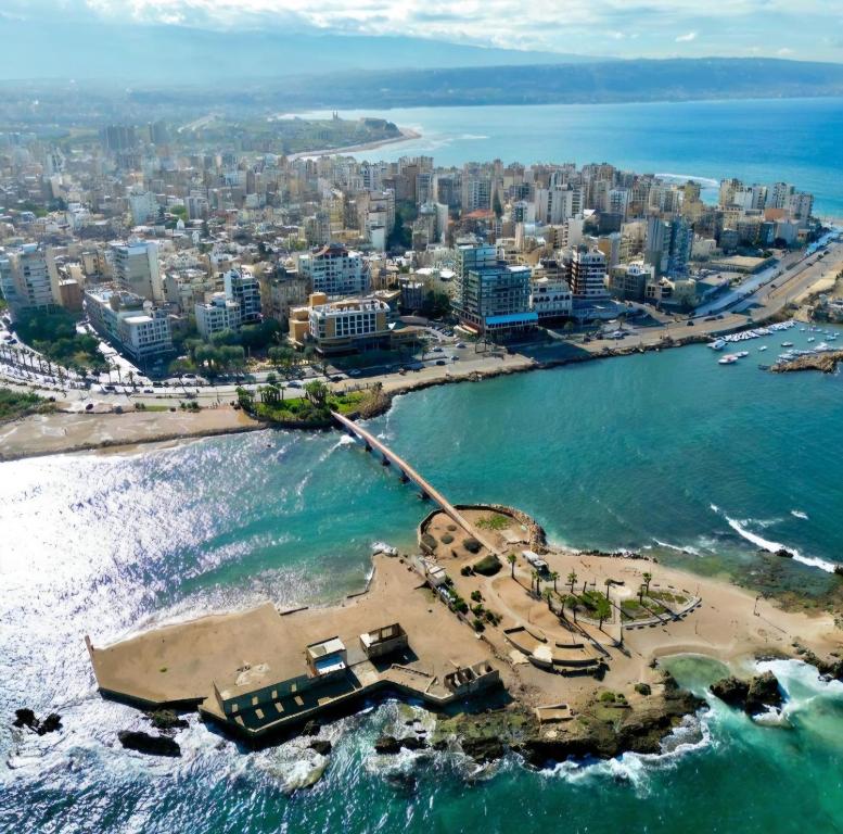 an aerial view of a beach and the ocean at Super sea promenade apartment in El Mîna