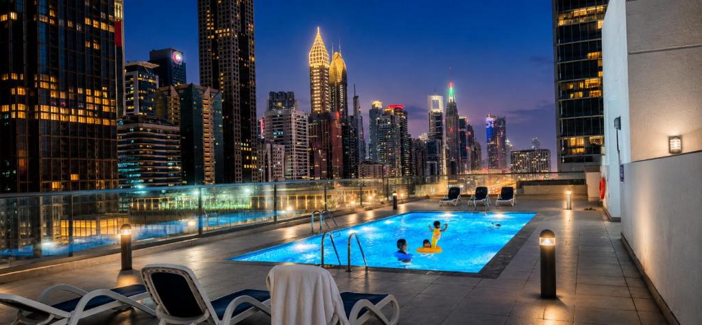 Prime Apartments Near WTC and Sheikh Zayed RD در دبی