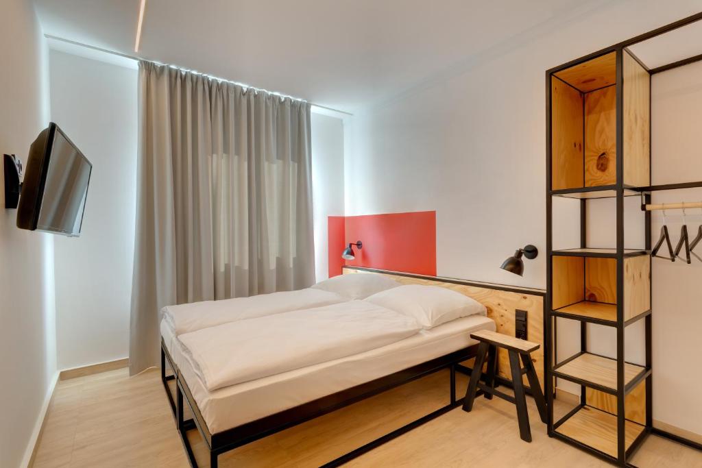 Postel nebo postele na pokoji v ubytování MEININGER Hotel Leipzig Hauptbahnhof
