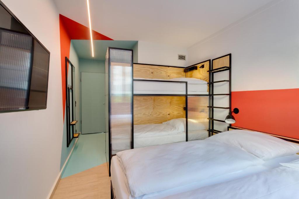 Postel nebo postele na pokoji v ubytování MEININGER Hotel Leipzig Hauptbahnhof