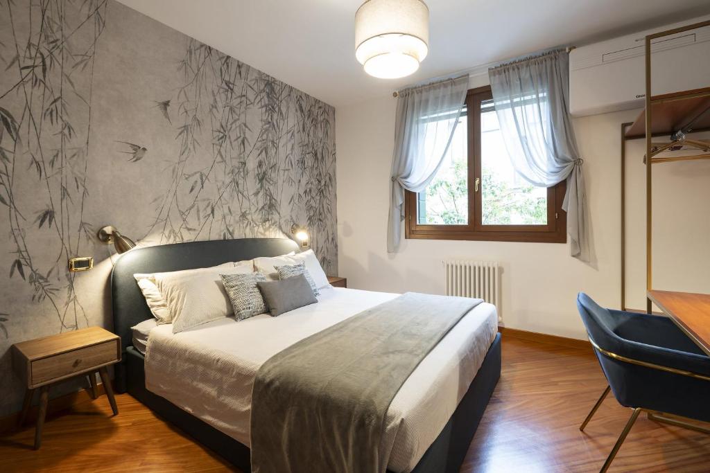 a bedroom with a large bed and a window at CA' FORTE RESIDENCE in Venice