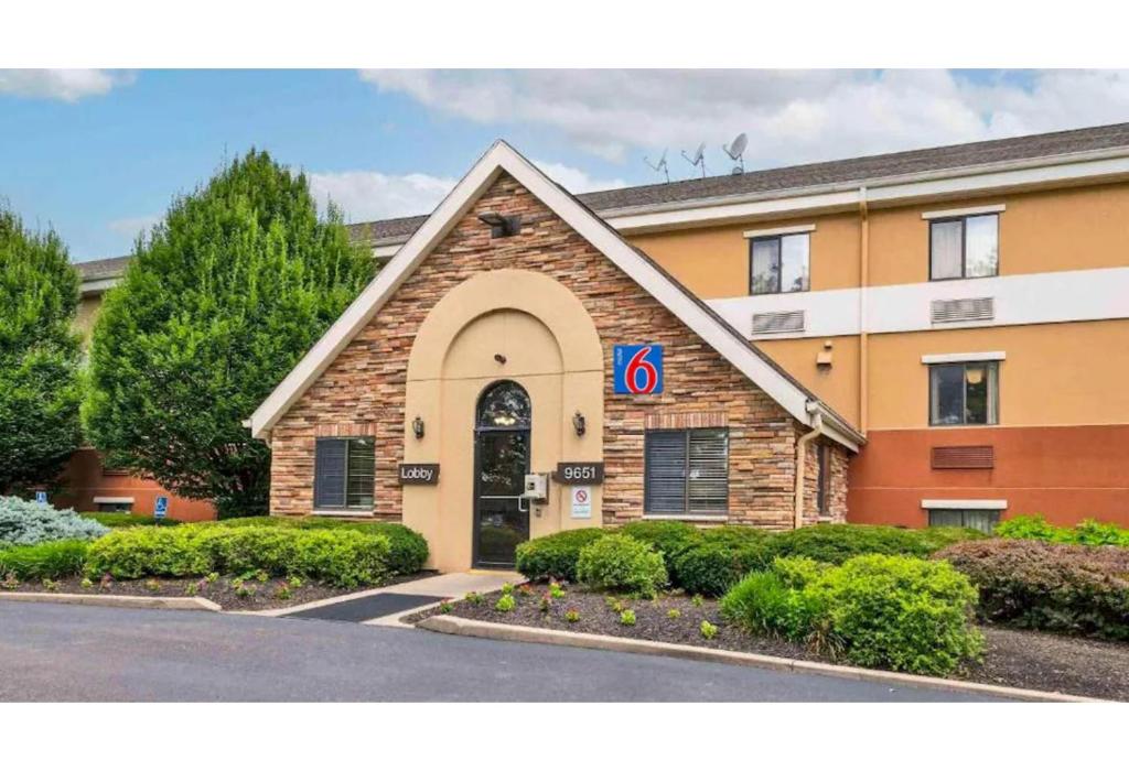 a building with the number six in front of it at Motel 6 Fairfield OH Cincinnati in Fairfield