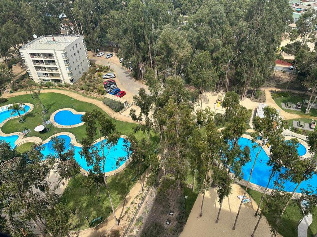 an overhead view of a pool at a resort at Comodidad, descanso y disfrute in Algarrobo