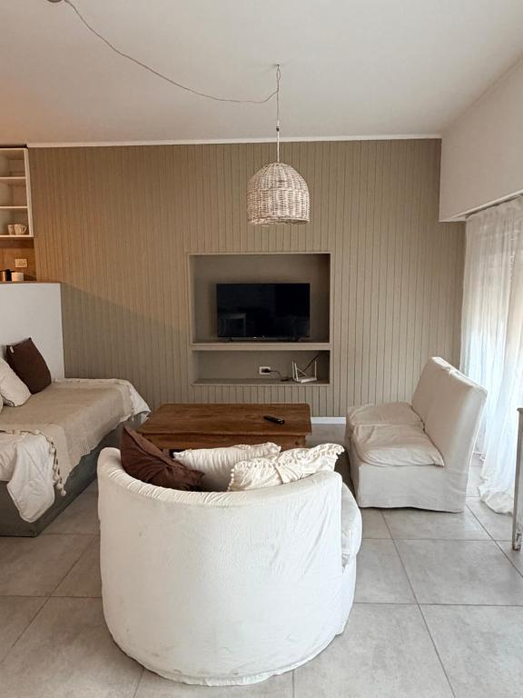 a living room with a couch and a table at DUPLEX Parque in Azul