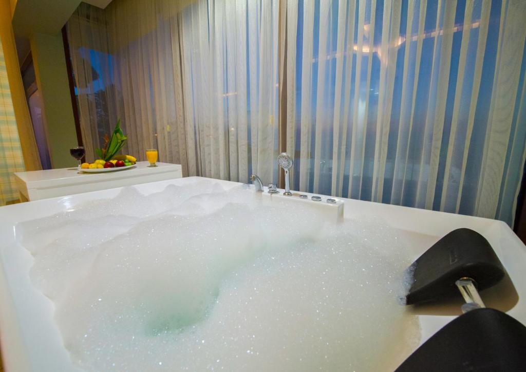 Fatsa的住宿－Yildiz Apart Hotel，浴室设有装满水的浴缸。