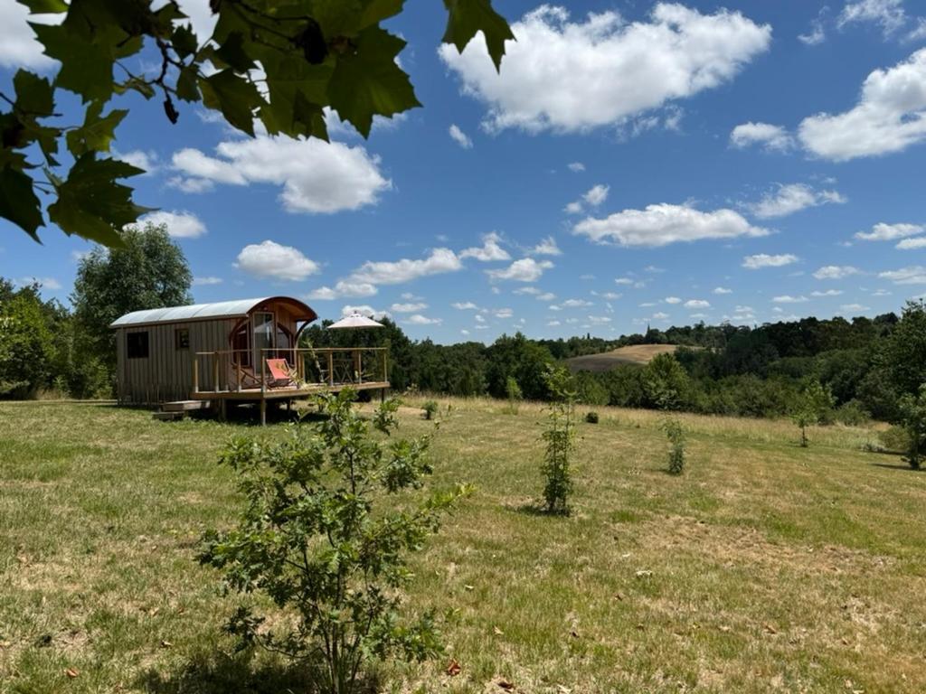 a cabin in the middle of a field at Chambre Panoramique Bellevue in Bellegarde-Adoulins