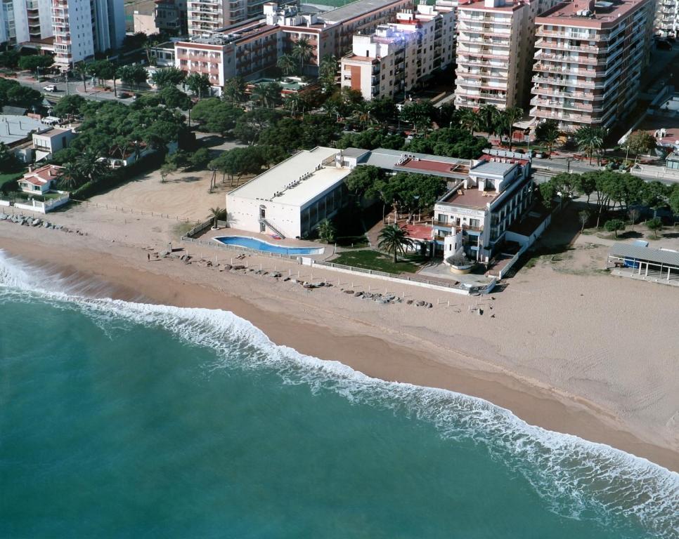 uma vista aérea de uma praia com edifícios em Hotel Amaraigua – All Inclusive – Adults Only em Malgrat de Mar