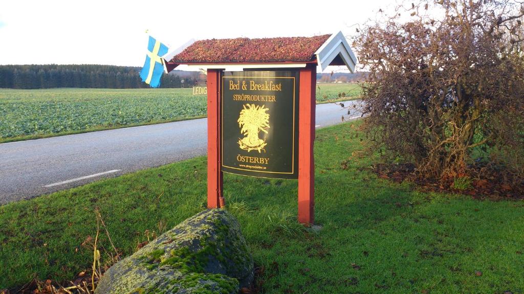 een bord in het gras naast een weg bij B&B Ströprodukter in Eslöv