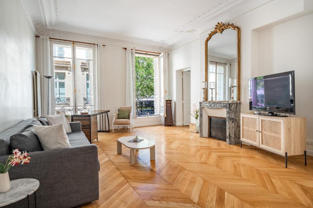 Prestige et Elégance aux Champs Elysees 80m2
