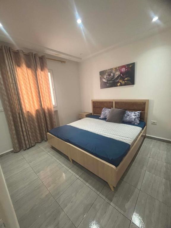 a bedroom with a large bed in a room at Résidence ADAM in Akouda