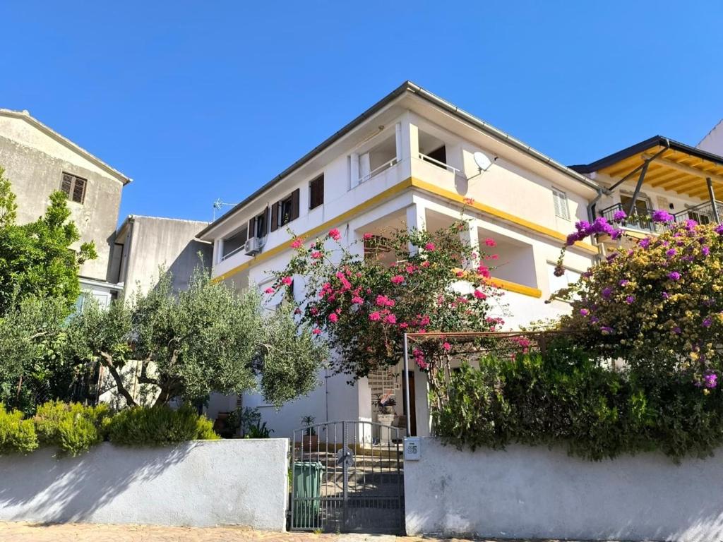 Apartments with parking space Primosten - 27878