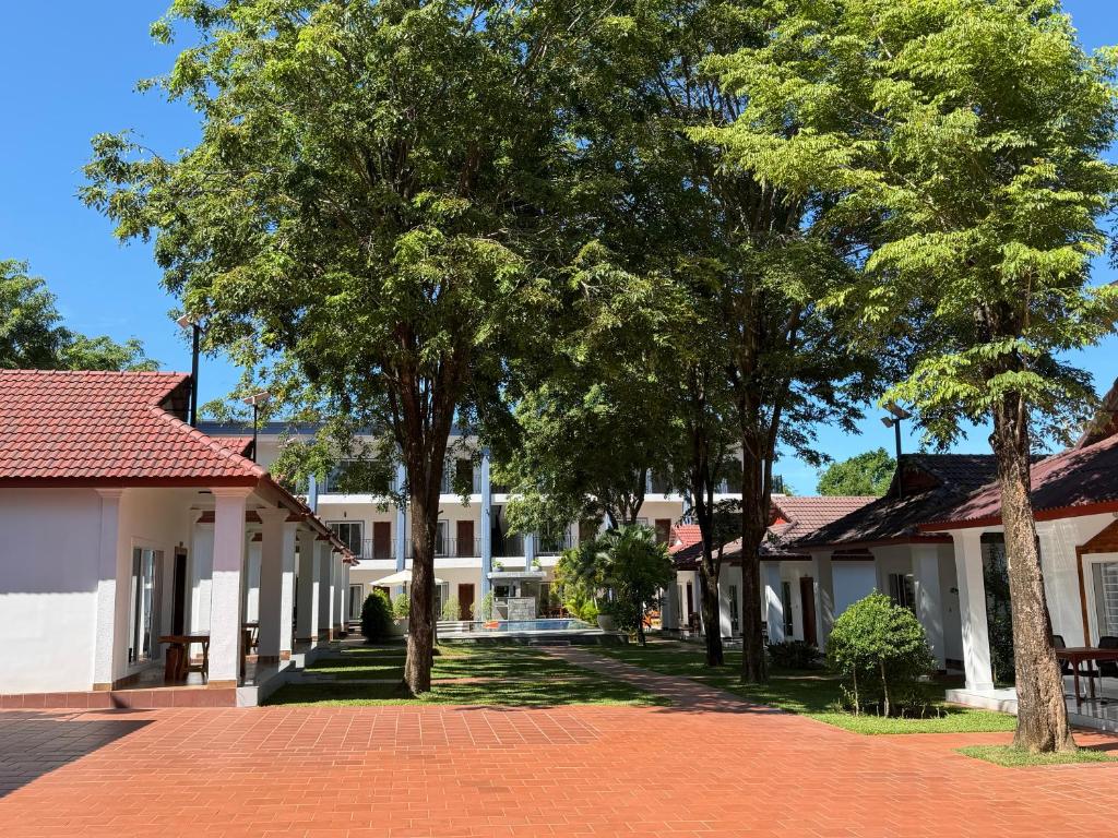 a row of trees in front of a building at Kep Queen Boutique in Phumĭ Ŏng Char