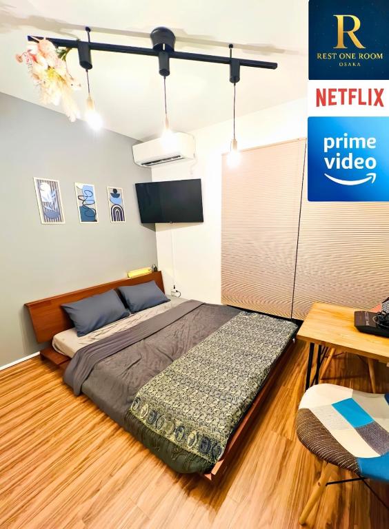 a bedroom with a bed in the middle of the room at Rest one room大阪-阪急梅田駅から電車と徒歩で15分-神崎川駅から徒歩7分- in Osaka