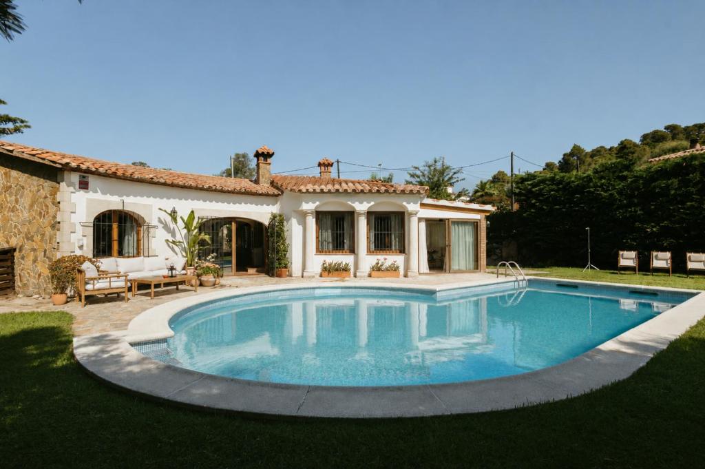 an image of a swimming pool in front of a house at Villa Pony in Calonge