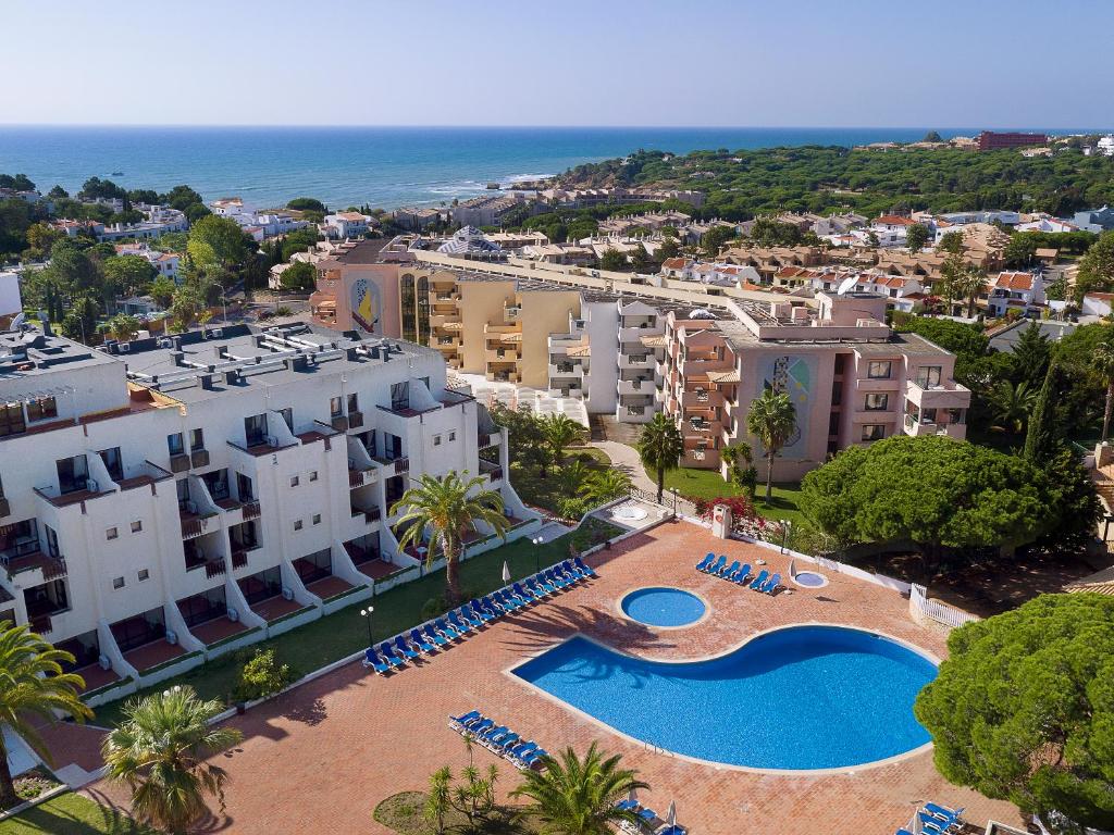 een luchtzicht op een resort met een zwembad bij Cheerfulway Acqua Maris Balaia in Albufeira