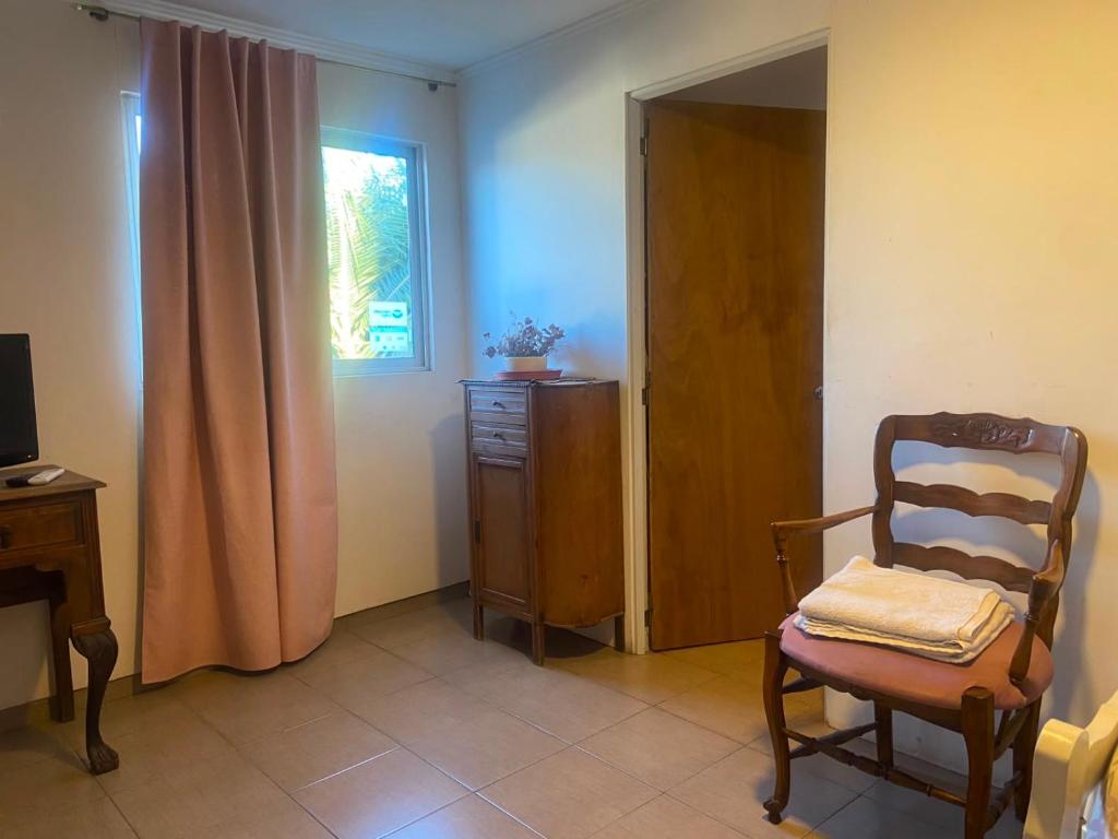 a room with a chair and a dresser and a window at Depto Candioti excelente ubicación Aire Calefacción Wifi in Santa Fe