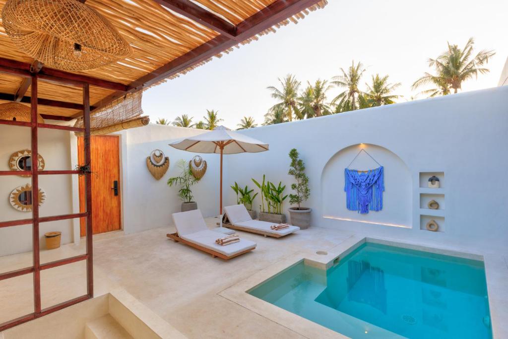 an indoor swimming pool in a villa at Villa Calipso in Gili Trawangan