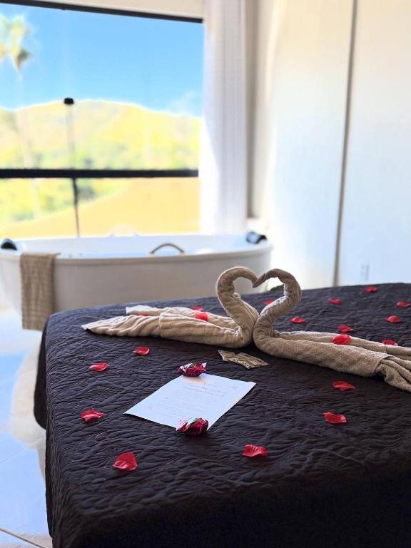 a bed with a heart made out of rope at Aconchego Serrano com banheira in Paty do Alferes