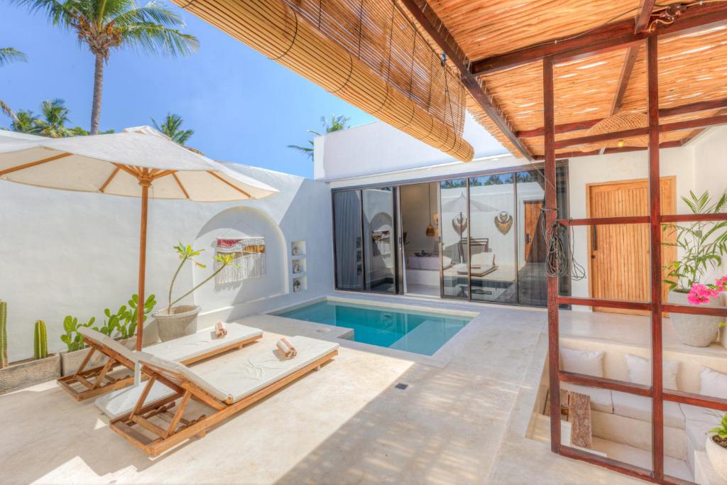an image of a villa with a swimming pool at Villa Afrodite in Gili Trawangan