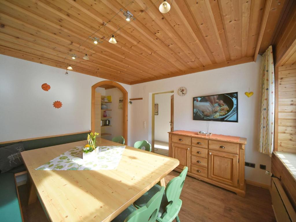 Televízia a/alebo spoločenská miestnosť v ubytovaní Haus Hasslacher
