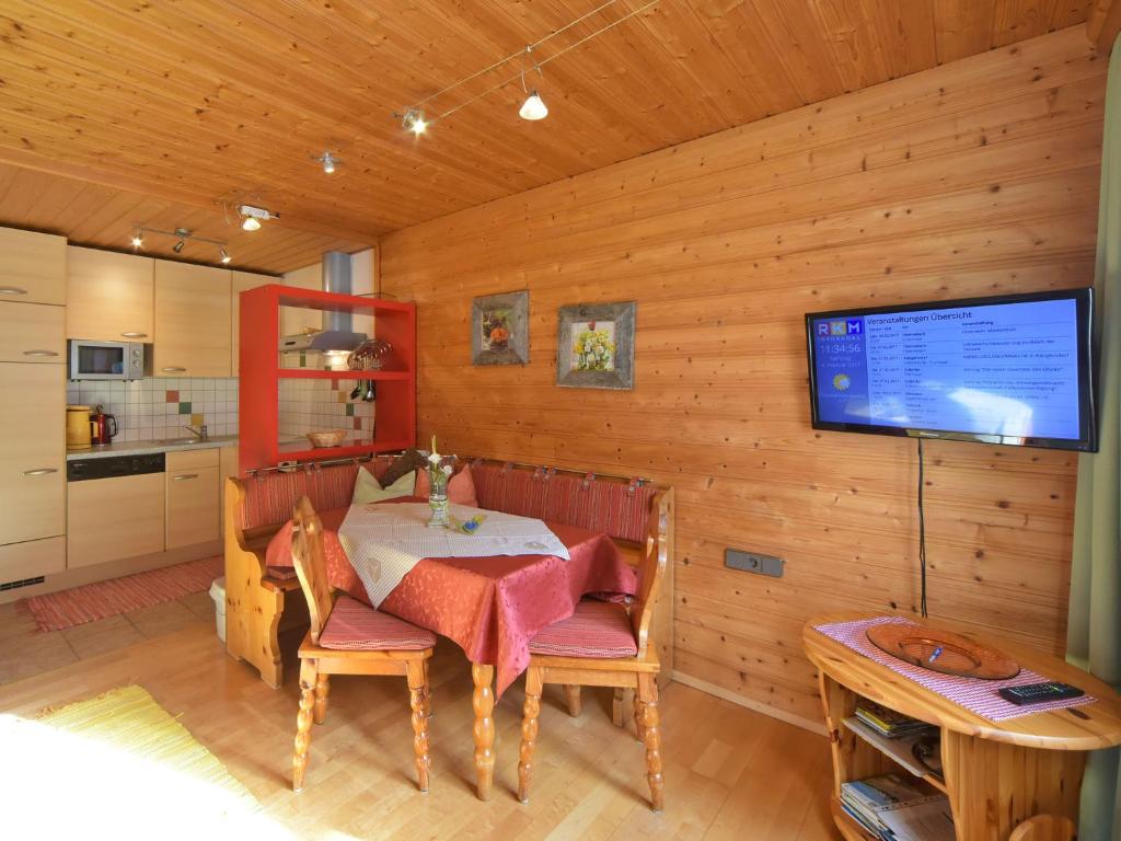 Televízia a/alebo spoločenská miestnosť v ubytovaní Haus Hasslacher