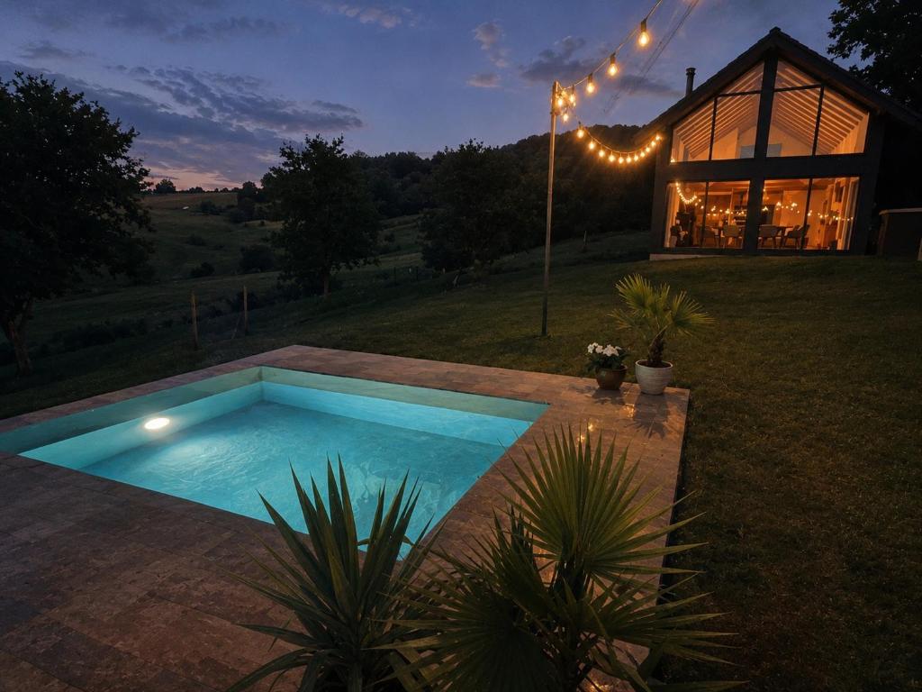 a swimming pool in a yard with a house at Grosser Raw in Hamba