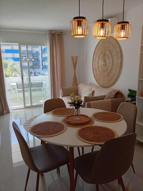 a dining room with a table and chairs at Appartement piscine Rosas in Roses