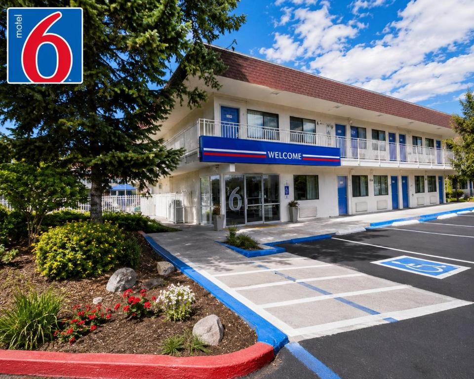 a view of the front of a hotel at Motel 6-Yreka, CA in Yreka
