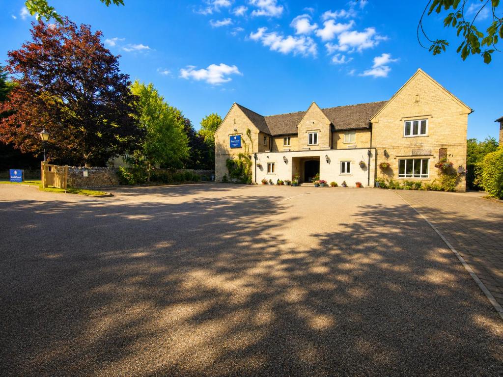 a large house with a large driveway at The Churchill Court in Woodstock
