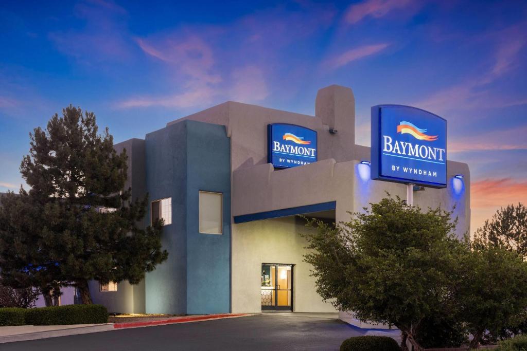 a building with a banyon hotel sign on it at Baymont by Wyndham Santa Fe in Santa Fe