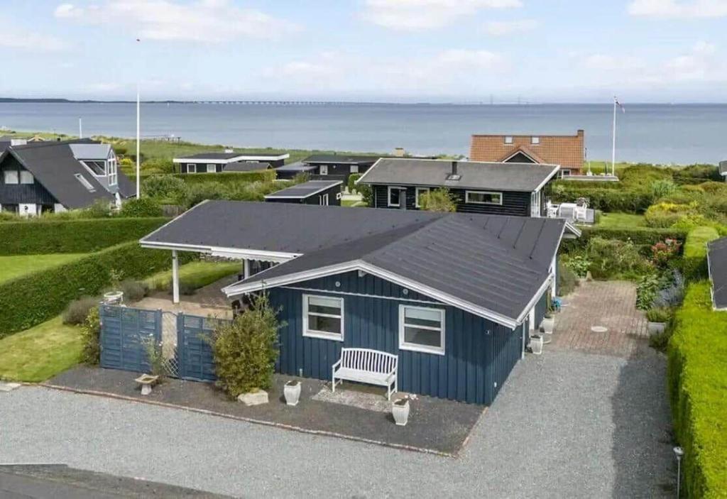 an overhead view of a blue house with a bench at FY421-Frorup-Grantoften-3 in Frørup