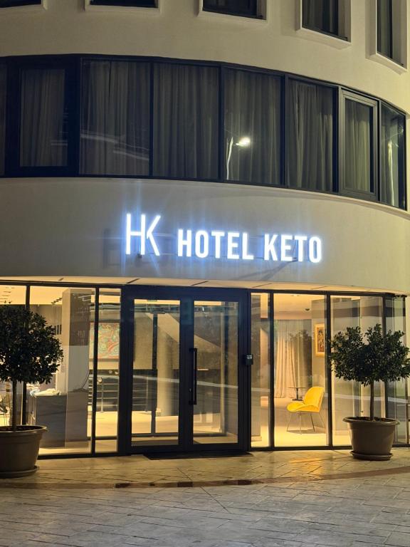 ein Gebäude mit einem Keto-Hotel-Schild in der Unterkunft Hotel Keto in Podgorica