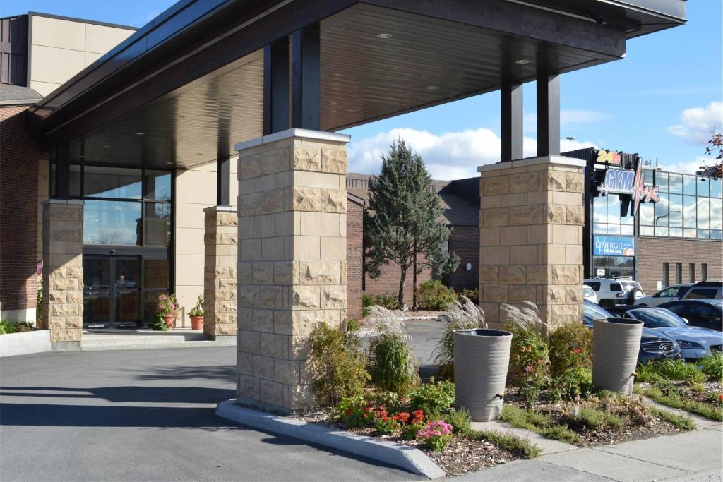 a building with a parking lot in front of it at Quality Inn & Suites in Gatineau