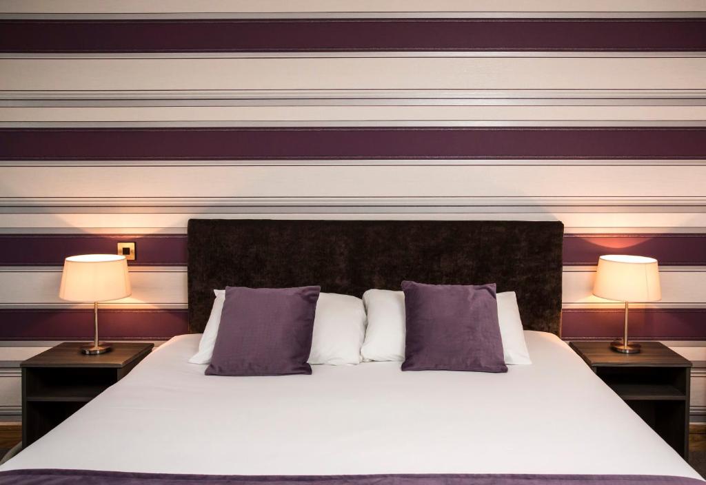 Postel nebo postele na pokoji v ubytování Brandon House Hotel