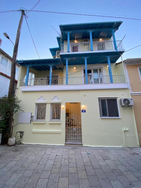 ein Haus mit einem blauen Dach in der Unterkunft LocArt room2 in Lefkada Town