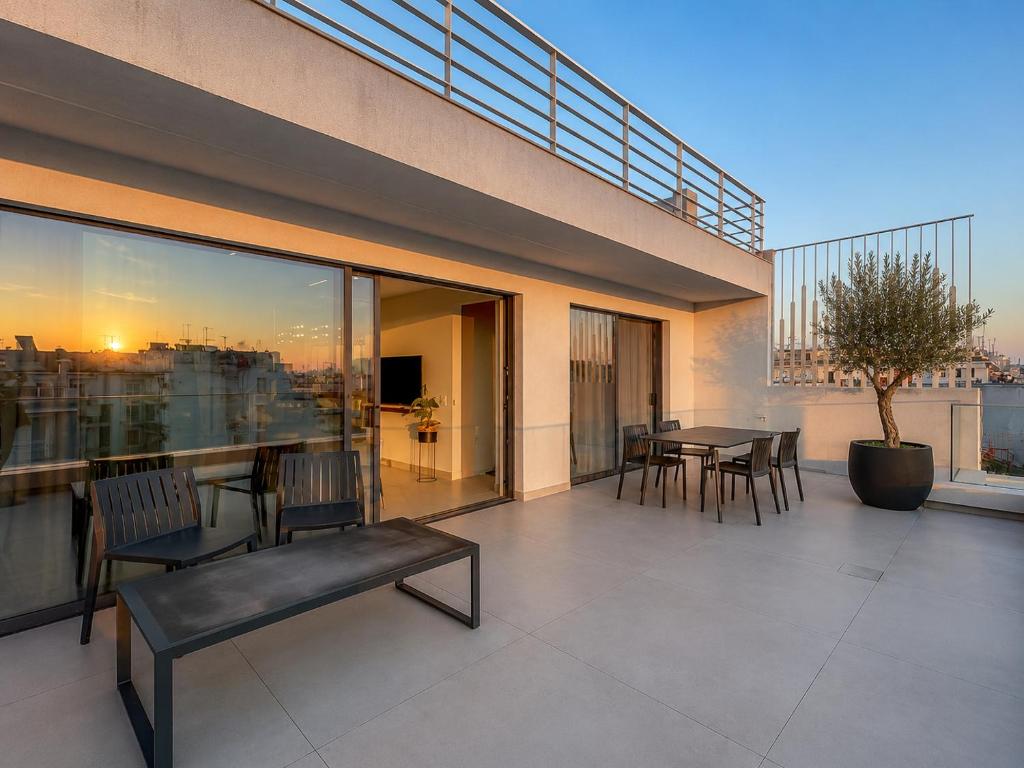 Luxury Penthouse 2BR - Metro & Hagia Sophia