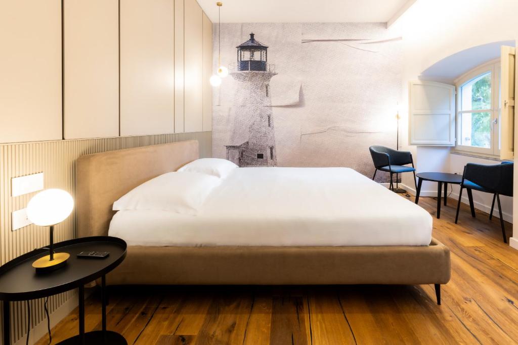 ein Schlafzimmer mit einem Bett und einem Leuchtturm an der Wand in der Unterkunft KT exclusive hotel in Cagliari