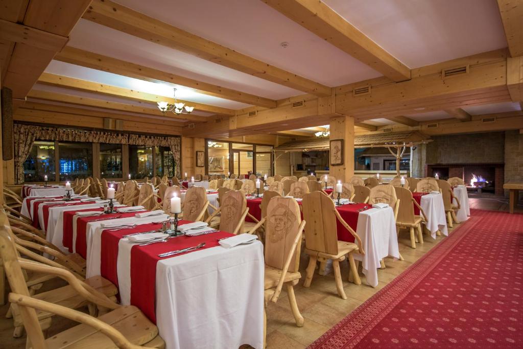 una sala per banchetti con tavoli e sedie in una stanza di Hotel Gołębiewski Wisła a Wisła