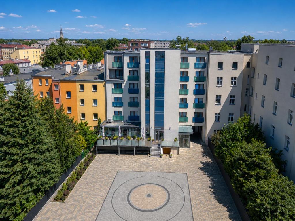 eine Luftaufnahme einer Stadt mit Gebäuden in der Unterkunft Hotel Opole Centrum in Oppeln