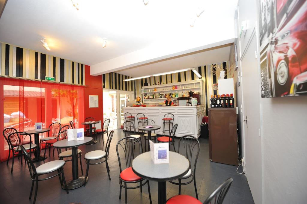 Lounge nebo bar v ubytování Hôtel des Bateliers