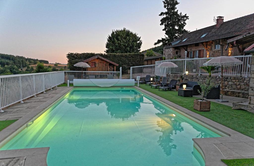 a swimming pool in the yard of a house at Domaine-Bayard avec grande piscine privative et climatisation in Bergesserin