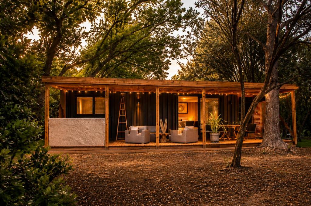 a house in the woods with a living room at Ô Temps Des Pins in Éguilles
