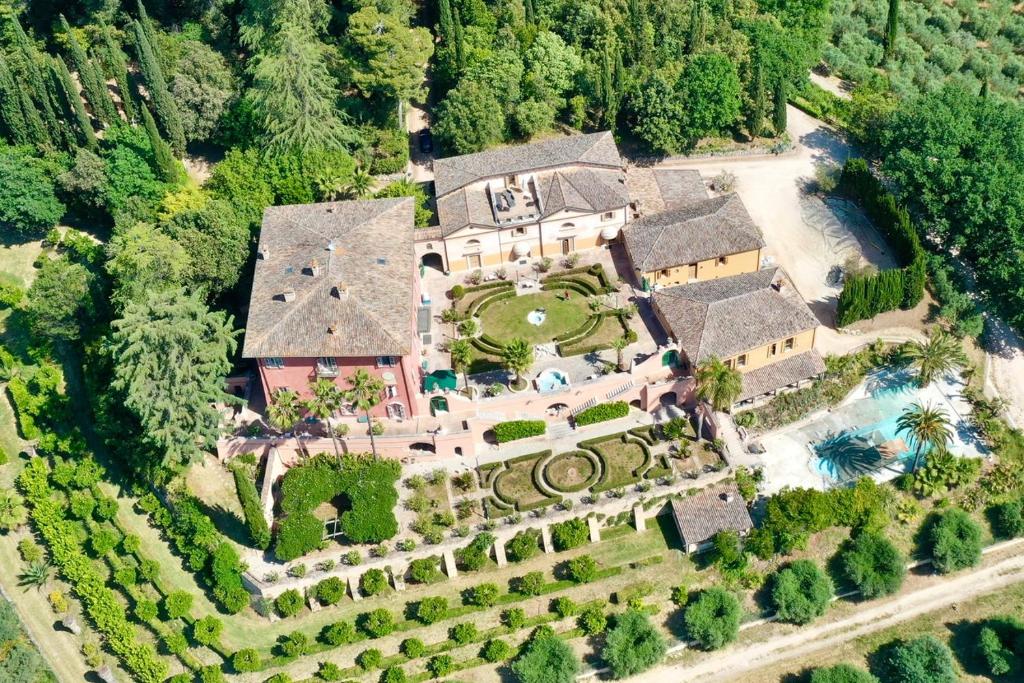 an aerial view of a large house with a garden at Villa Piediprato in Spinetoli